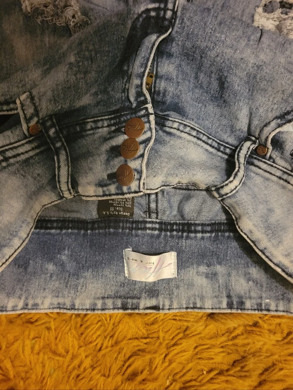 Light Wash Distressed Women’s Jeans - Skinny Fit